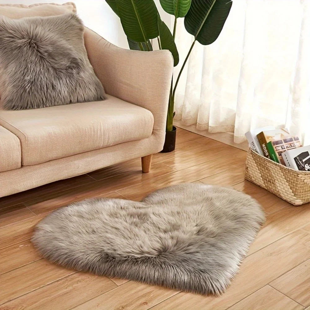 Heart-Shaped Plush Area Rug – Soft Faux Fur Indoor Carpet