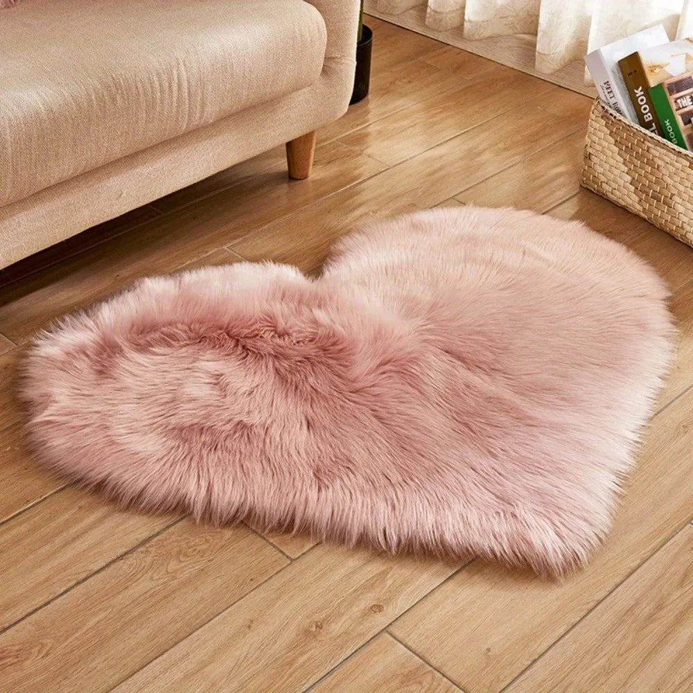 Heart-Shaped Plush Area Rug – Soft Faux Fur Indoor Carpet