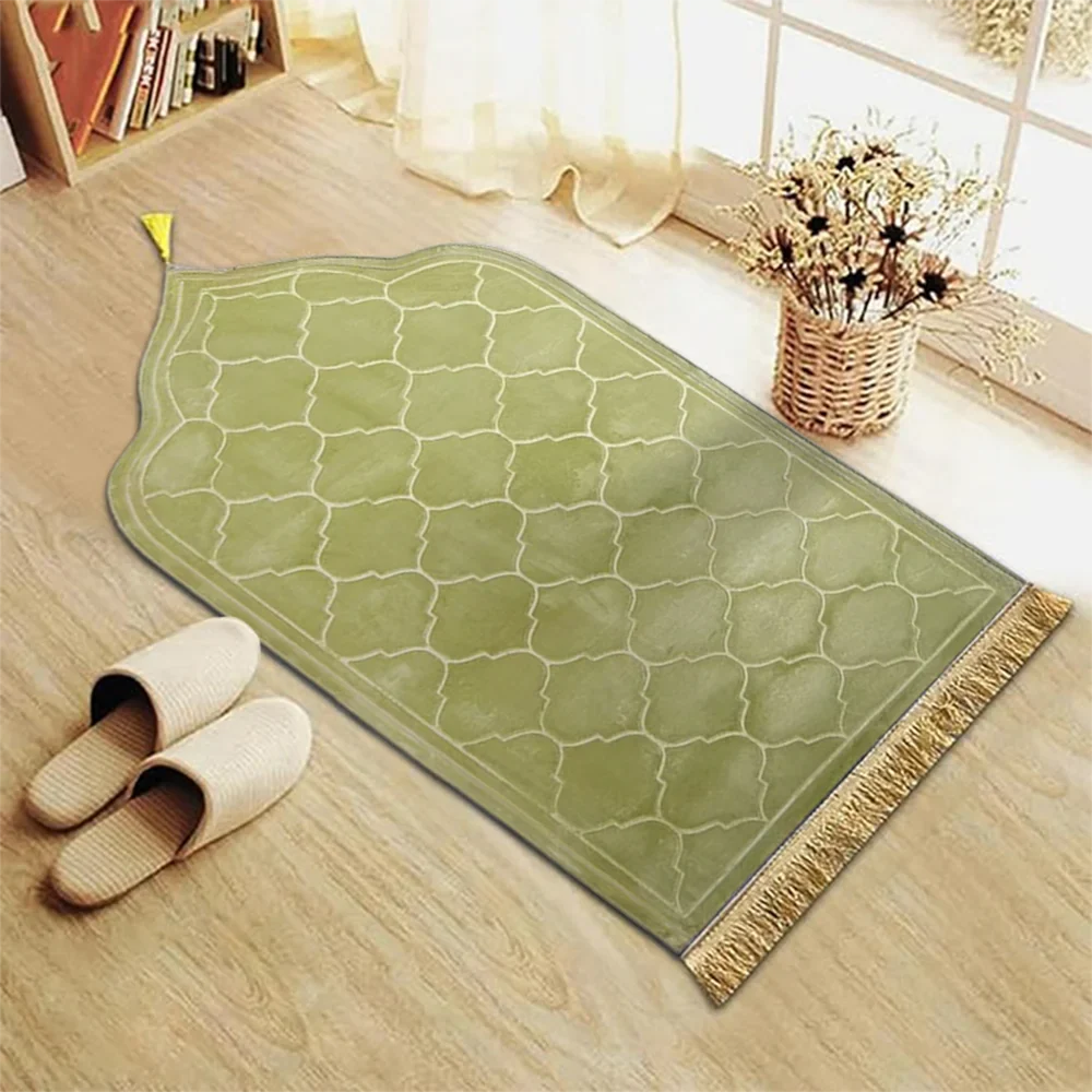 Islamic Prayer Rug – Soft Flannel Mat with Gold Tassels & Anti-Slip Backing