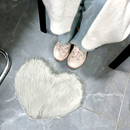 Heart-Shaped Plush Area Rug – Soft Faux Fur Indoor Carpet