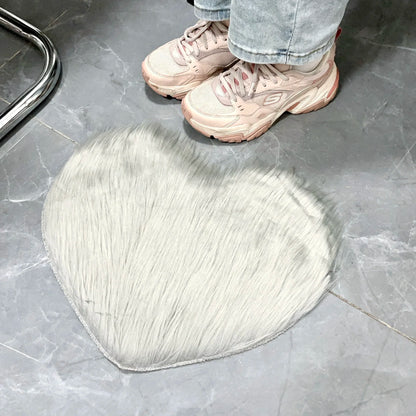 Heart-Shaped Plush Area Rug – Soft Faux Fur Indoor Carpet